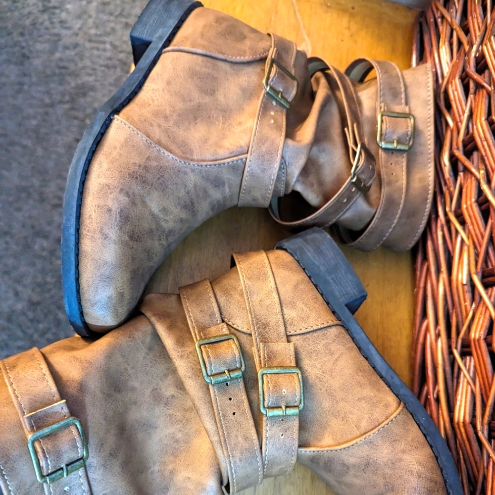 Cutie-almost new ankle boots!
